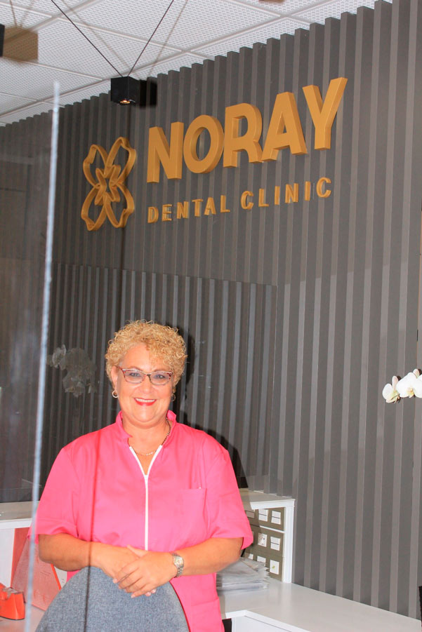 Clínica Dental Noray Internacional mujer sonriendo